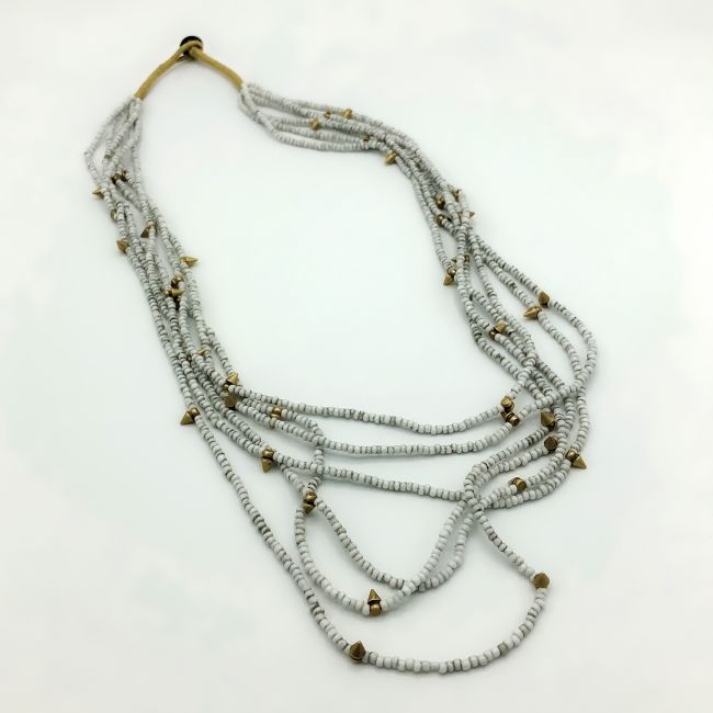 Lange Kette weißes Glas und Messing