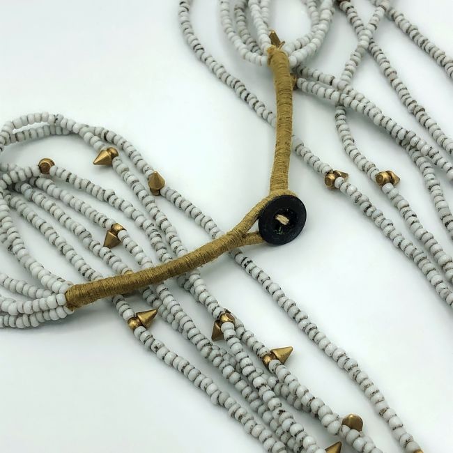 Lange Kette weißes Glas und Messing