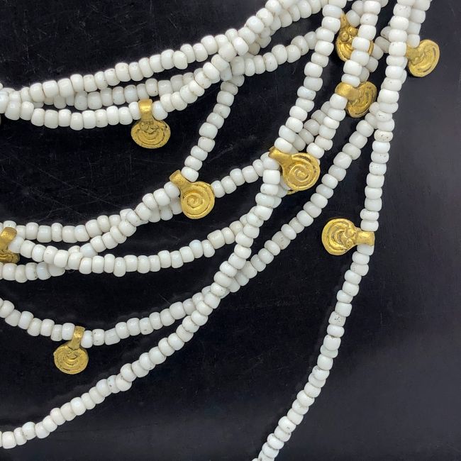 Kurze Kette weiße Glasperlen mit Messing