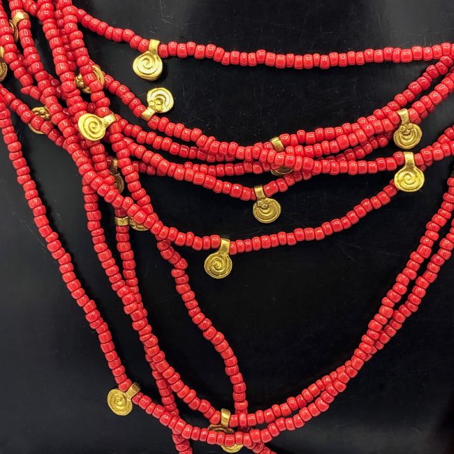 Kurze Kette rote Glasperlen mit Messing