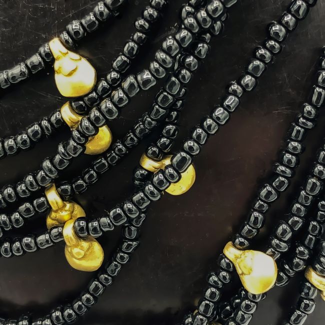 Kurze Kette schwarze Glasperlen mit Messing