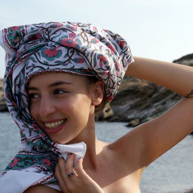 Als Kopftuch verwendet.