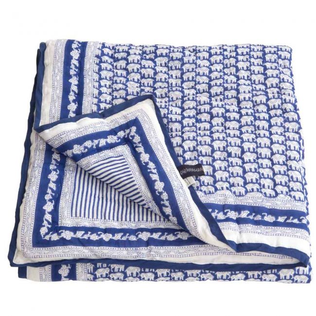 Babyquilt mit kleinen Elefanten bedruckt.