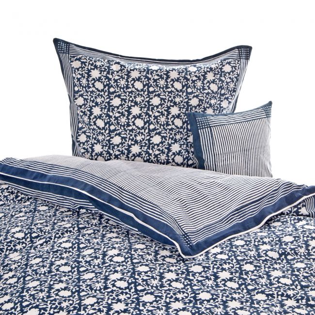 Bettbezug Agra Blue, abgebildet mit 2 Kissen