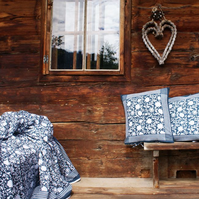 Duhar Agra Blue mit passenden Kissen