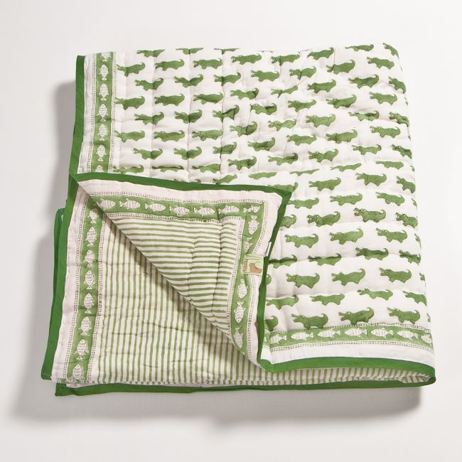 Süße Krabbeldecke mit grünen Krokodilen bedruckt.