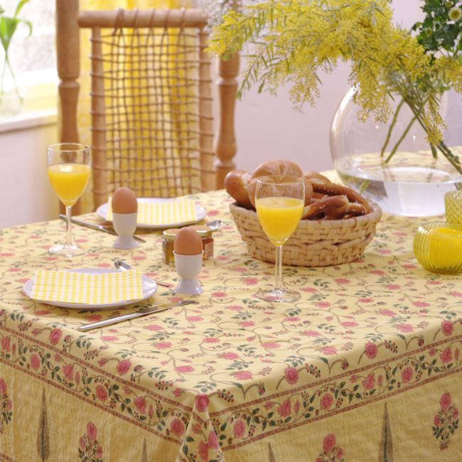 Gudri Decke Toskana in Verwendung als Tischdecke