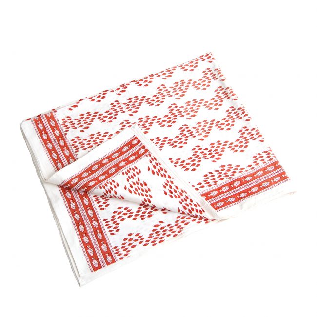 Laken mit orangen Fischen bedruckt.