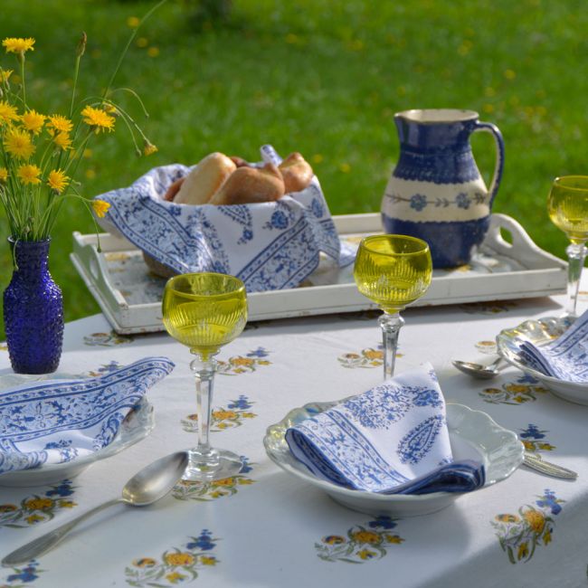 Bezaubernd in Verwendung als Tischdecke, hier mit Servietten Paisley Blue